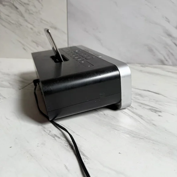 Apple iPod Nano 3rd Gen 4GB A1236 + iHome iA91 Dual Alarm Clock Radio MP3 Player - Picture 6 of 10